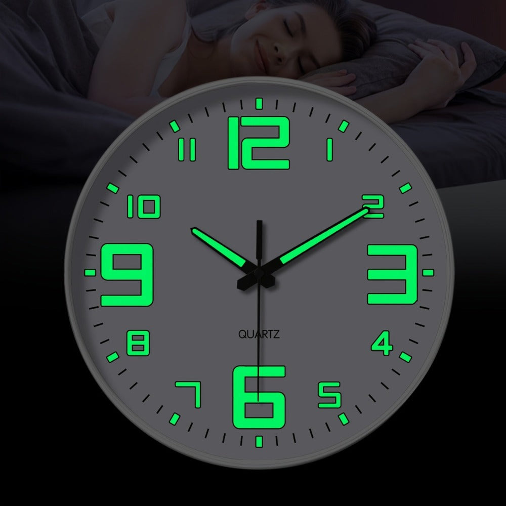 Reloj de pared de 12 pulgadas blanco que brilla en la oscuridad, números y manecillas luminosas que absorben energía, reloj de pared silencioso de plástico sin tictac, funciona con pilas, para sala, dormitorio, oficina, decoraciones de pared, regalos para