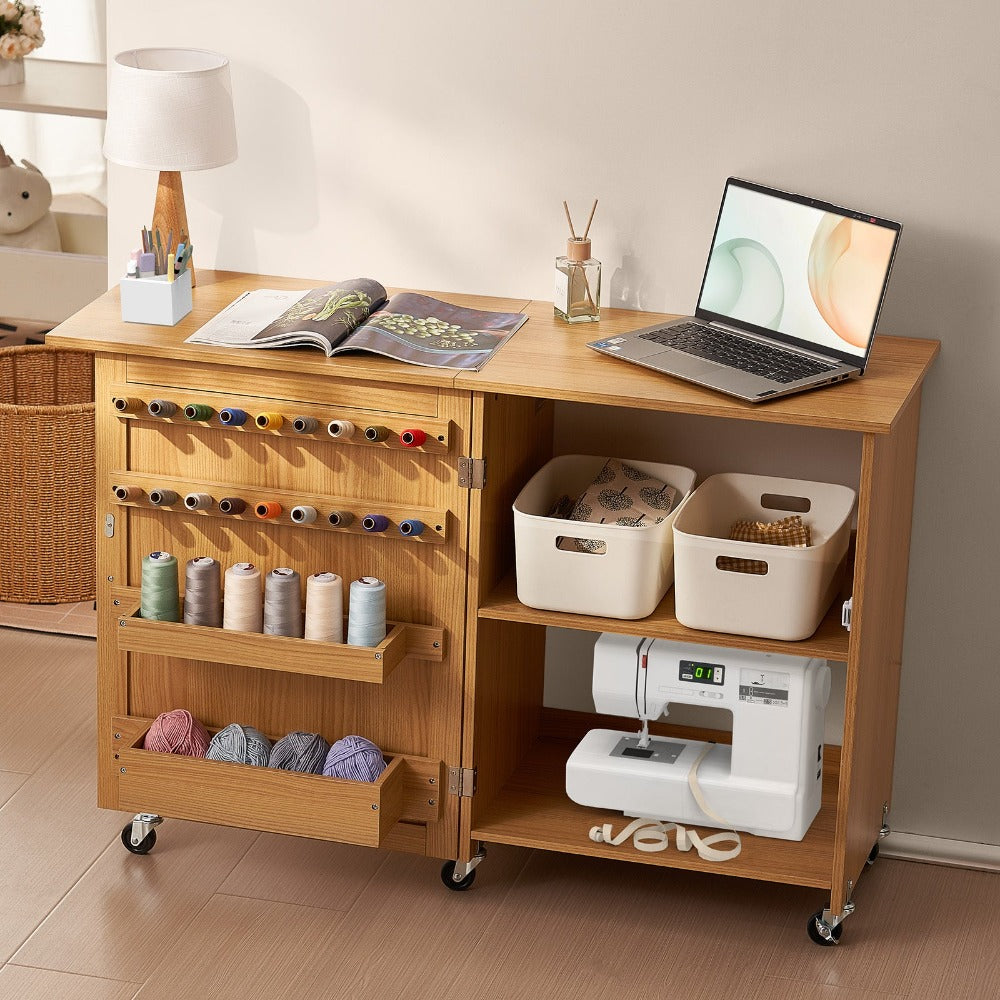 Mesa de costura plegable VEVOR con ruedas con cerradura estantes bandejas puerta color madera