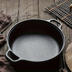 Olla de hierro fundido de 25CM con doble asa y tapa de madera, material de hierro fundido de alta calidad, conducción de calor uniforme, compatible con vaporización, fritura, estofado y hervido, apta para cocinas de inducción, estufas de cerámica y fuego