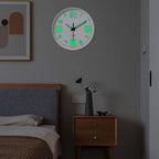 Reloj de pared de 12 pulgadas blanco que brilla en la oscuridad, números y manecillas luminosas que absorben energía, reloj de pared silencioso de plástico sin tictac, funciona con pilas, para sala, dormitorio, oficina, decoraciones de pared, regalos para