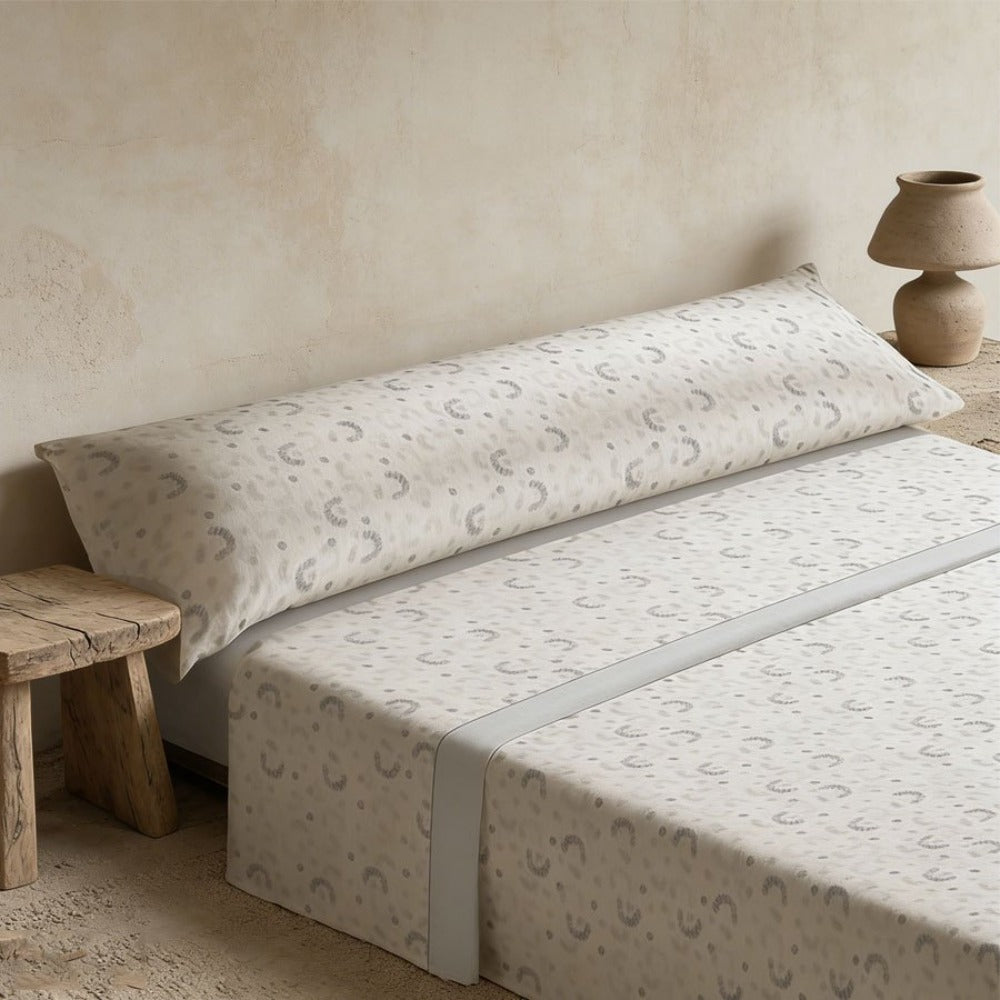 Juego de cama de tres piezas apto para todas las estaciones, que incluye una sábana, una sábana ajustable y fundas de almohada. Medidas: 90 cm, 105 cm, 135 cm, 150 cm y 180 cm.