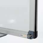 Pizarra Magnética KARAT con Marco de Aluminio - Soporte para Bolígrafos Removible - Resistente a Arañazos y Limpiable con un Paño Seco - Pizarra Magnética para Oficina, Hogar y Escuela - Formato Vertical o Horizontal