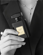 Compra Uno y Recibe Otro Gratis: una Fragancia Clásica con Notas Orientales Maduras y Sofisticadas con Subtónos de Vainilla Cremosa. Esta Colonia Versátil Ofrece un Aroma de Larga Duración