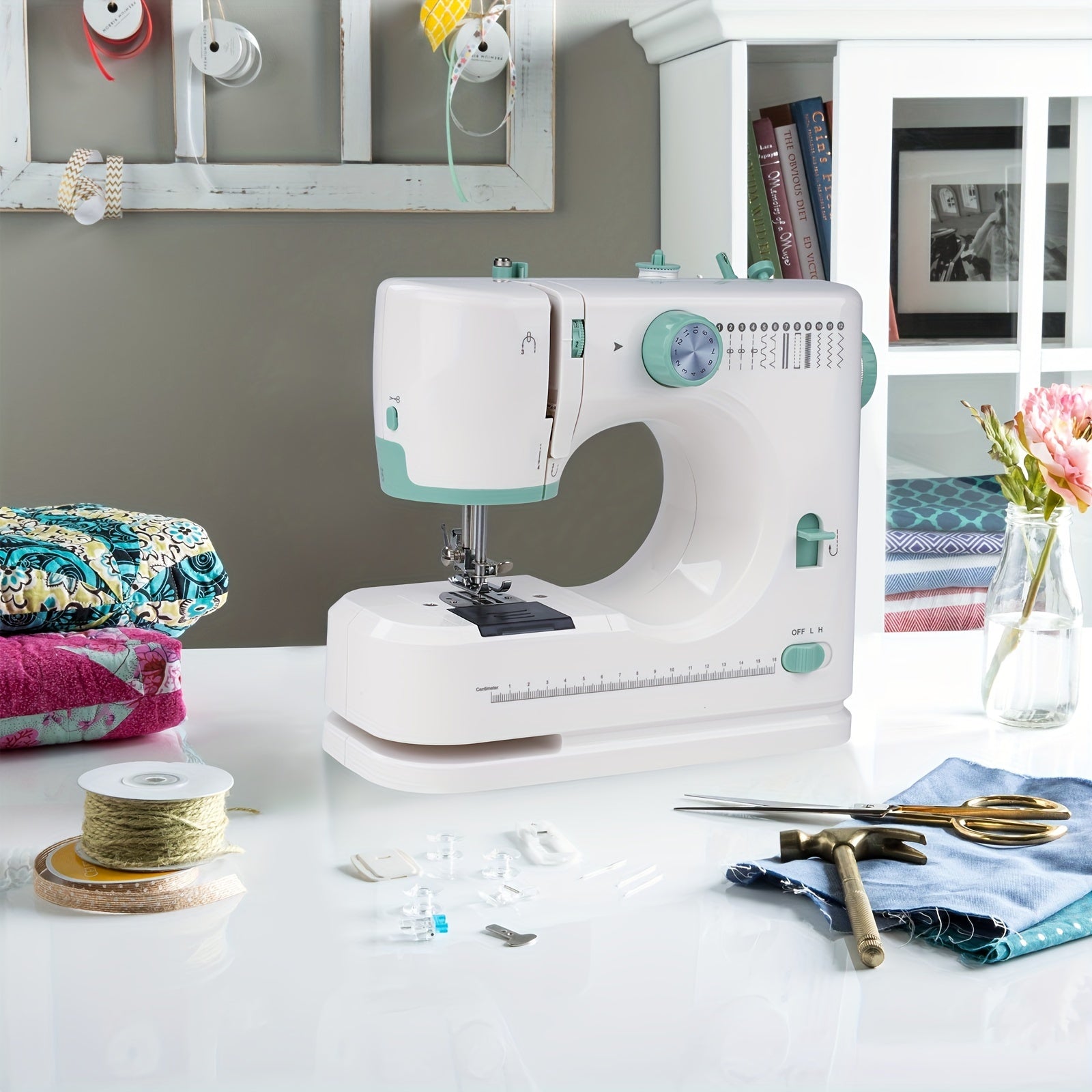 Mini Máquina de Coser con Pedal para Adultos, Máquina de Coser Multifuncional para el Hogar, 12 Puntos, Portátil, Eléctrica, para Principiantes y Aficionados al Costurero, Enchufe EU