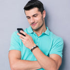Un brazalete tejido multicapa diseñado para hombres, equipado con un cierre curvo de marca. Su longitud ajustable lo convierte en un regalo ideal para hombres
