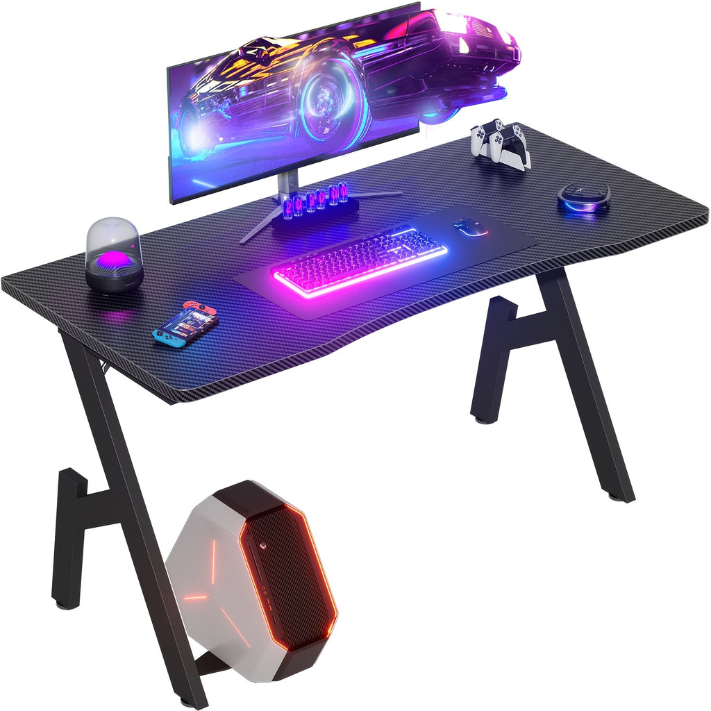 Escritorio Gaming en Forma de A Furnishia con Tapa de Fibra de Carbono y Alfombrilla para Ratón - Amplio Escritorio Ergonómico para PC, Estación de Trabajo de Oficina, Configuración de Streaming/YouTube - Portavasos y Gancho para Auriculares, Montaje,