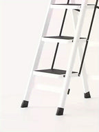 Escalera plegable de acero inoxidable, escalera portátil multifuncional, equipada con pedales anchos antideslizantes, ligera, duradera y compacta, fácil de transportar. Adecuada para el hogar, la oficina, el dormitorio, la cocina y el jardín, etc. Escenar
