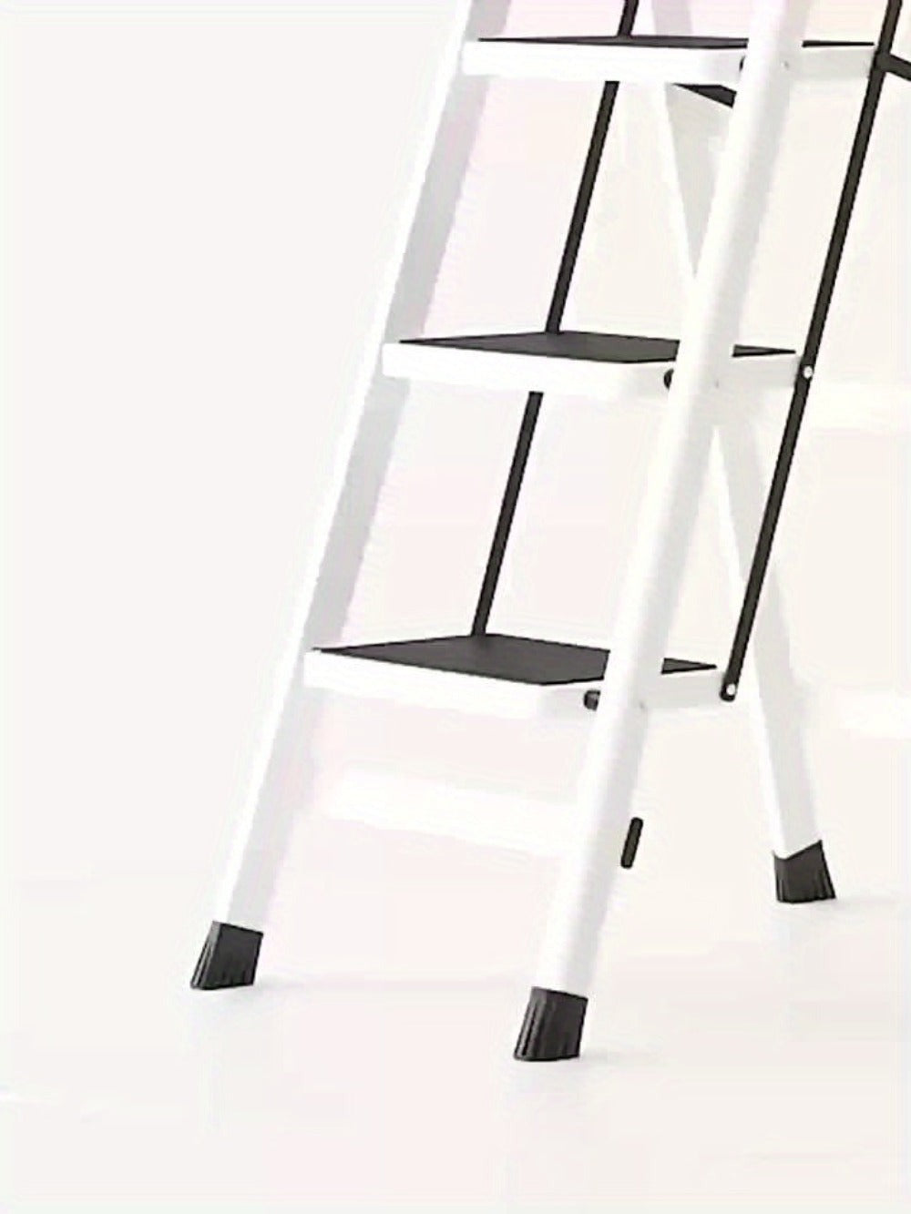 Escalera plegable de acero inoxidable, escalera portátil multifuncional, equipada con pedales anchos antideslizantes, ligera, duradera y compacta, fácil de transportar. Adecuada para el hogar, la oficina, el dormitorio, la cocina y el jardín, etc. Escenar