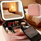 Esta extra grande bolsa de maquillaje viene en rosa y negro, con espejo y ofreciendo amplio espacio para cosméticos. Su diseño elegante la hace ideal tanto para maquilladores profesionales como para uso personal.