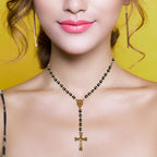 Collar de Rosario de 60 cm para Hombres y Mujeres con Colgante de Crucifijo Dorado de la Virgen María y Jesucristo - Cuentas Negras de Oración Religiosa, Cadena de Bolas para la Fe Católica, Uso Diario y Regalos de Navidad (Unisex)