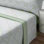 Juego de cama de tres piezas apto para todas las estaciones, que incluye una sábana, una sábana ajustable y fundas de almohada. Medidas: 90 cm, 105 cm, 135 cm, 150 cm y 180 cm.
