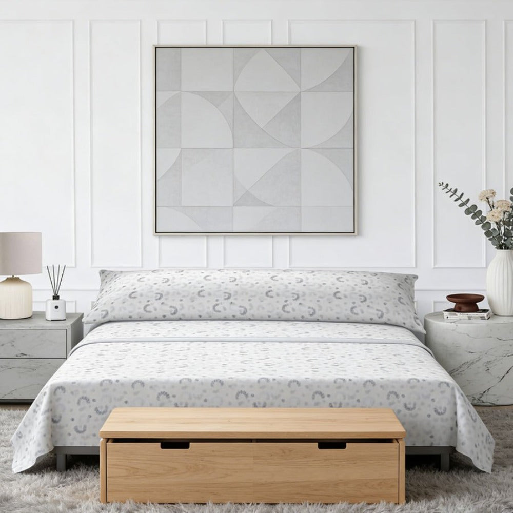 Juego de cama de tres piezas apto para todas las estaciones, que incluye una sábana, una sábana ajustable y fundas de almohada. Medidas: 90 cm, 105 cm, 135 cm, 150 cm y 180 cm.