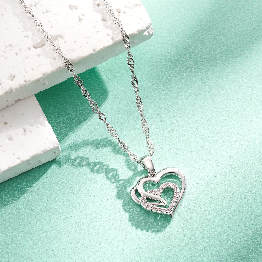 Un elegante collar colgante en plata 925 para mujeres, con una cadena de onda única y un colgante de corazón de circonita sintética brillante, ideal como regalo de vacaciones o para mujeres, incluye caja de regalo