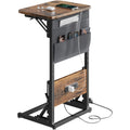 Mesa Auxiliar en Forma de C con Estación de Carga - Mesa Auxiliar Compacta para Sofá, Altura Ajustable de 3 Niveles (66-72Cm/25.9-28.3In), Mesa de Noche Plegable con Bolsillos de Almacenamiento para Espacios Pequeños, Dormitorio, Sala de Estar
