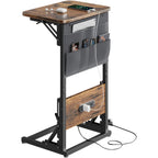 Mesa Auxiliar en Forma de C con Estación de Carga - Mesa Auxiliar Compacta para Sofá, Altura Ajustable de 3 Niveles (66-72Cm/25.9-28.3In), Mesa de Noche Plegable con Bolsillos de Almacenamiento para Espacios Pequeños, Dormitorio, Sala de Estar