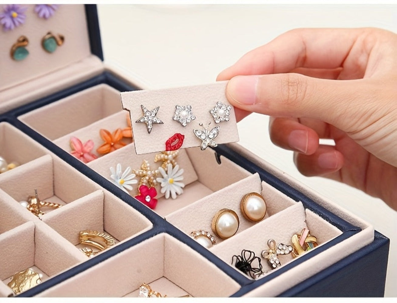 Organizador de Joyería de Lujo con Múltiples Niveles y Amplio Espacio para Collares, Aretes, Pendientes, Brazalete y Más, Fabricado en Cuero Sintético