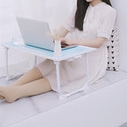 Mesa de escritorio para laptop, mesa portátil para laptop con asa, ranura para tarjetas/tazas, cajón lateral, soporte portátil para notebook para comer, leer, trabajar, acampar, cajón lateral para sofá (Negro, Rojo, Blanco, Azul)