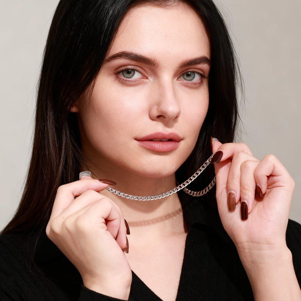 Collar de eslabones cubanos plateado de 925, con un peso de 15.5g/18.5g/20.6g, con un contenido plateado de 10g/12.3g/13.4g. Con un diseño elegante y minimalista, adecuado para uso diario, viene con una caja de regalo prémium.