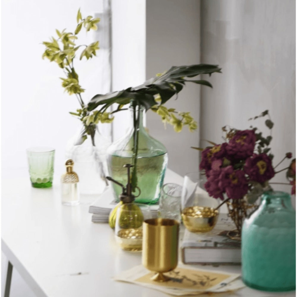 LILI HOME Damajuana Jarrón Garrafa de Vidrio Reciclado – Estilo Mediterráneo Artesanal desde 4L hasta 16L Un objeto atemporal que une diseño, sostenibilidad y calidez. Cada pieza es única, soplada a mano con un acabado que conserva la belleza natural del