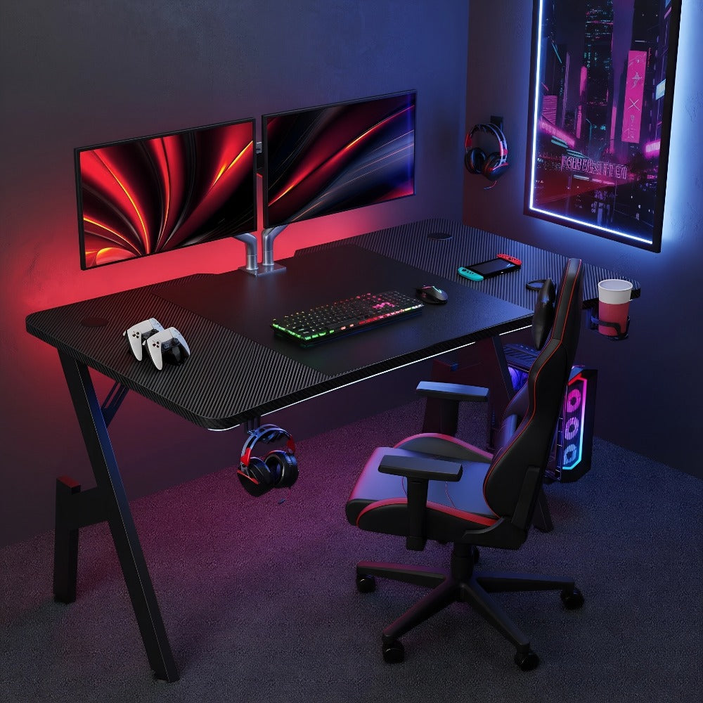 Escritorio Gaming en Forma de A Furnishia con Tapa de Fibra de Carbono y Alfombrilla para Ratón - Amplio Escritorio Ergonómico para PC, Estación de Trabajo de Oficina, Configuración de Streaming/YouTube - Portavasos y Gancho para Auriculares, Montaje,