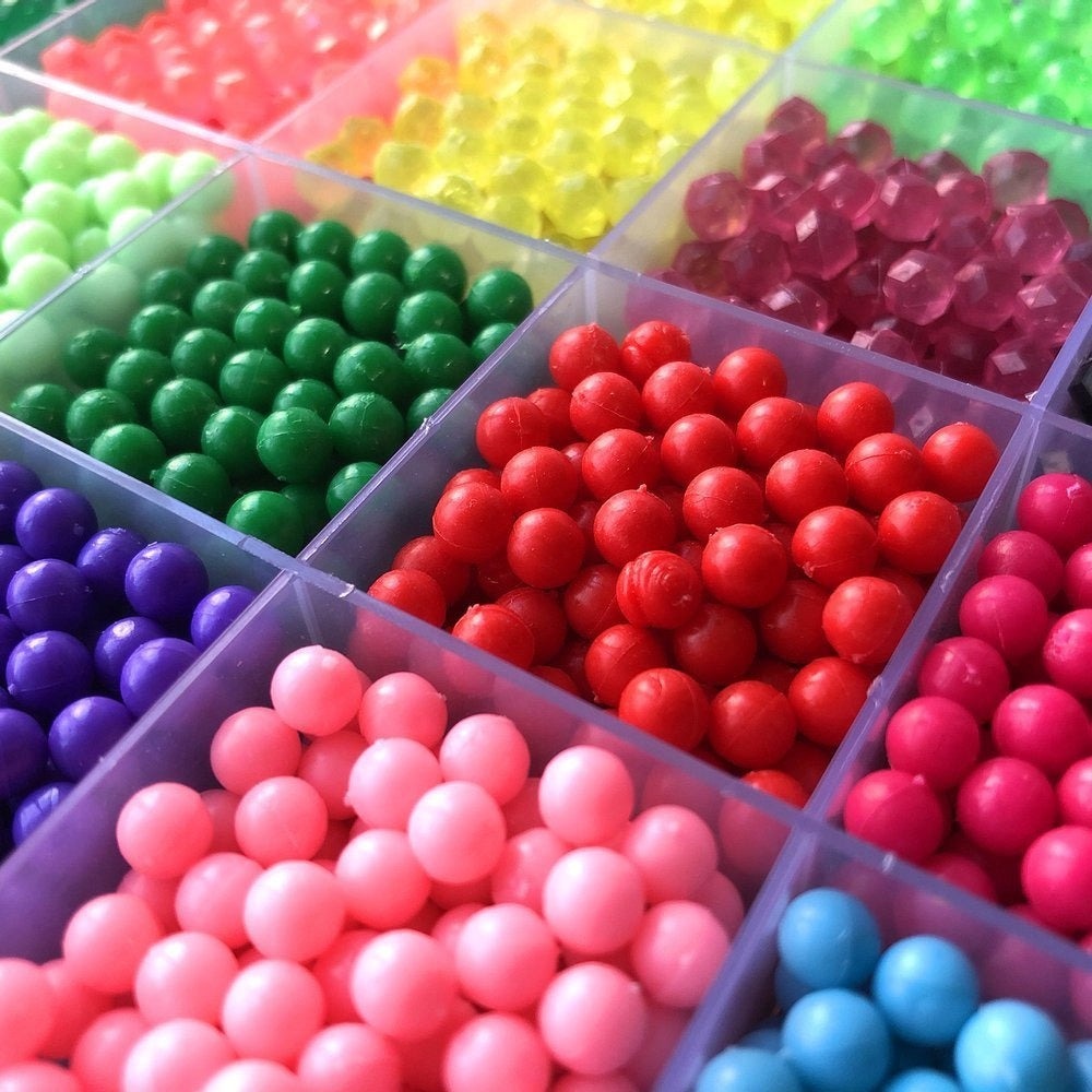 Cuentas de Agua La Manuli, 3300 pcs, 5 mm | 24 Colores en Organizador de Compartimentos | 12 Colores de Cuentas de Cristal – Redondas y Facetadas | Materiales Creativos para Joyería, Decoraciones y Proyectos DIY | Compatibles con Otras Marcas