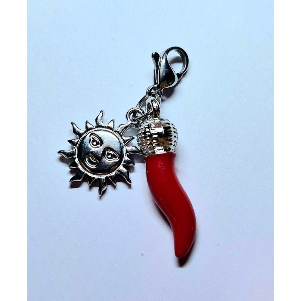 Pendulo en forma de cuerno y cuernos de buena suerte