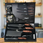 Un juego de 6 cuchillos de cocina para chef con hojas de acero inoxidable, famosos por su filo y durabilidad. Este juego incluye un mango ergonómico, tijeras y un pelador, todos resistentes al óxido y fáciles de mantener.
