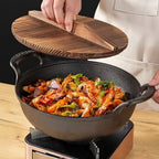 Wok de hierro fundido de 7.87 pulgadas con mango de anillo — Wok pre-temperado con revestimiento antiadherente y fondo plano, apto para placas de inducción, estufas de gas, estufas eléctricas, hornos y parrillas. Incluye una tapa. Ideal para camping inter