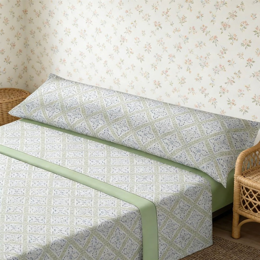 Juego de cama de tres piezas apto para todas las estaciones, que incluye una sábana, una sábana ajustable y fundas de almohada. Medidas: 90 cm, 105 cm, 135 cm, 150 cm y 180 cm.