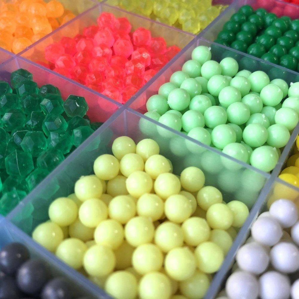 Cuentas de Agua La Manuli, 3300 pcs, 5 mm | 24 Colores en Organizador de Compartimentos | 12 Colores de Cuentas de Cristal – Redondas y Facetadas | Materiales Creativos para Joyería, Decoraciones y Proyectos DIY | Compatibles con Otras Marcas