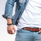 Un brazalete tejido multicapa diseñado para hombres, equipado con un cierre curvo de marca. Su longitud ajustable lo convierte en un regalo ideal para hombres