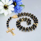 Collar de Rosario de 60 cm para Hombres y Mujeres con Colgante de Crucifijo Dorado de la Virgen María y Jesucristo - Cuentas Negras de Oración Religiosa, Cadena de Bolas para la Fe Católica, Uso Diario y Regalos de Navidad (Unisex)