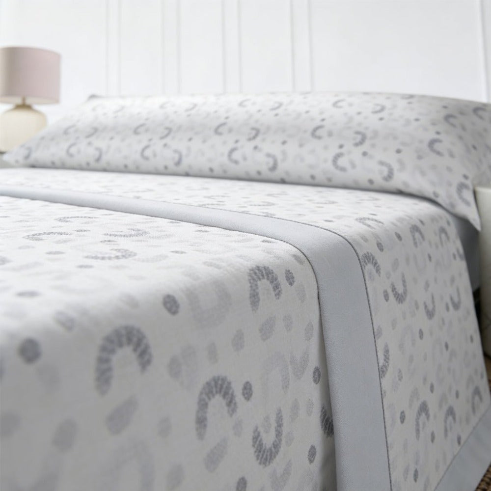 Juego de cama de tres piezas apto para todas las estaciones, que incluye una sábana, una sábana ajustable y fundas de almohada. Medidas: 90 cm, 105 cm, 135 cm, 150 cm y 180 cm.