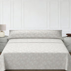 Juego de cama de tres piezas apto para todas las estaciones, que incluye una sábana, una sábana ajustable y fundas de almohada. Medidas: 90 cm, 105 cm, 135 cm, 150 cm y 180 cm.