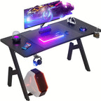 Escritorio Gaming en Forma de A Furnishia con Tapa de Fibra de Carbono y Alfombrilla para Ratón - Amplio Escritorio Ergonómico para PC, Estación de Trabajo de Oficina, Configuración de Streaming/YouTube - Portavasos y Gancho para Auriculares, Montaje,