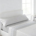 Juego de cama de tres piezas apto para todas las estaciones, que incluye una sábana, una sábana ajustable y fundas de almohada. Medidas: 90 cm, 105 cm, 135 cm, 150 cm y 180 cm.