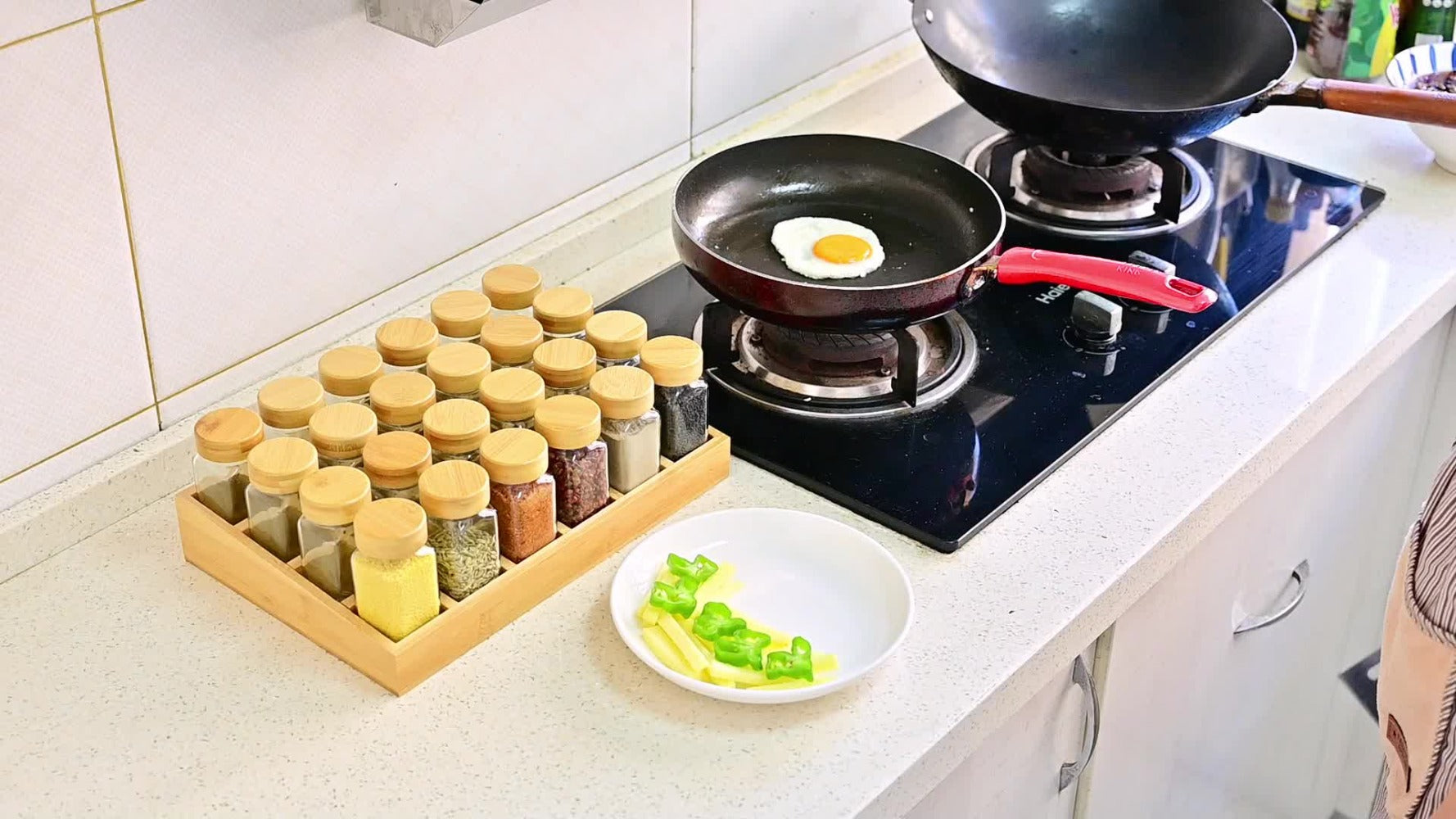 Juego de 24 tarros de especias con estante de bambú, tarros de especias de cristal con etiquetas alemanas negras y tapas de bambú herméticas, recipiente para especias con embudo grande de acero inoxidable, organizador de especias fácil de mover