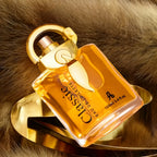 Este set incluye dos frascos de perfume unisex de la serie Árabe, con notas florales y amaderadas. Es vegano y diseñado para durar mucho tiempo, lo que lo convierte en una fragancia ideal para cualquier ocasión. Perfecto como regalo diario o de vacaciones