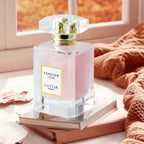 LASTAR Paris Forever Love Fragrance 1.86Oz, una fragancia floral romántica con aroma a rosa, jazmín, vainilla y pachulí. Ofrece un aroma suave y refrescante, es de larga duración y viene en un elegante frasco de vidrio rosa con tapa dorada.