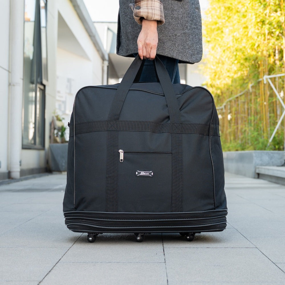 Bolsa de viaje de tela duradera diseñada para flexibilidad con espacio expandible. Viene con ruedas suaves y asas reforzadas para un transporte versátil. Incluye un práctico bolsillo frontal. Disponible en 3 tamaños, perfecta para todas tus necesidades de