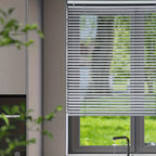 Persiana veneciana Sekey Klemmfix para ventanas, de suspensión libre, lamas de aluminio de 25 mm, con perforación, incluye material de montaje, persiana de aluminio, sin perforación