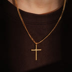 Collar con colgante para hombre hecho de plata 925, con una cruz tridimensional chapada en oro de 18 quilates, acompañado de una cadena cubana resistente de plata 925, lo que lo convierte en un regalo ideal para las fiestas o el Día del Padre, presentado