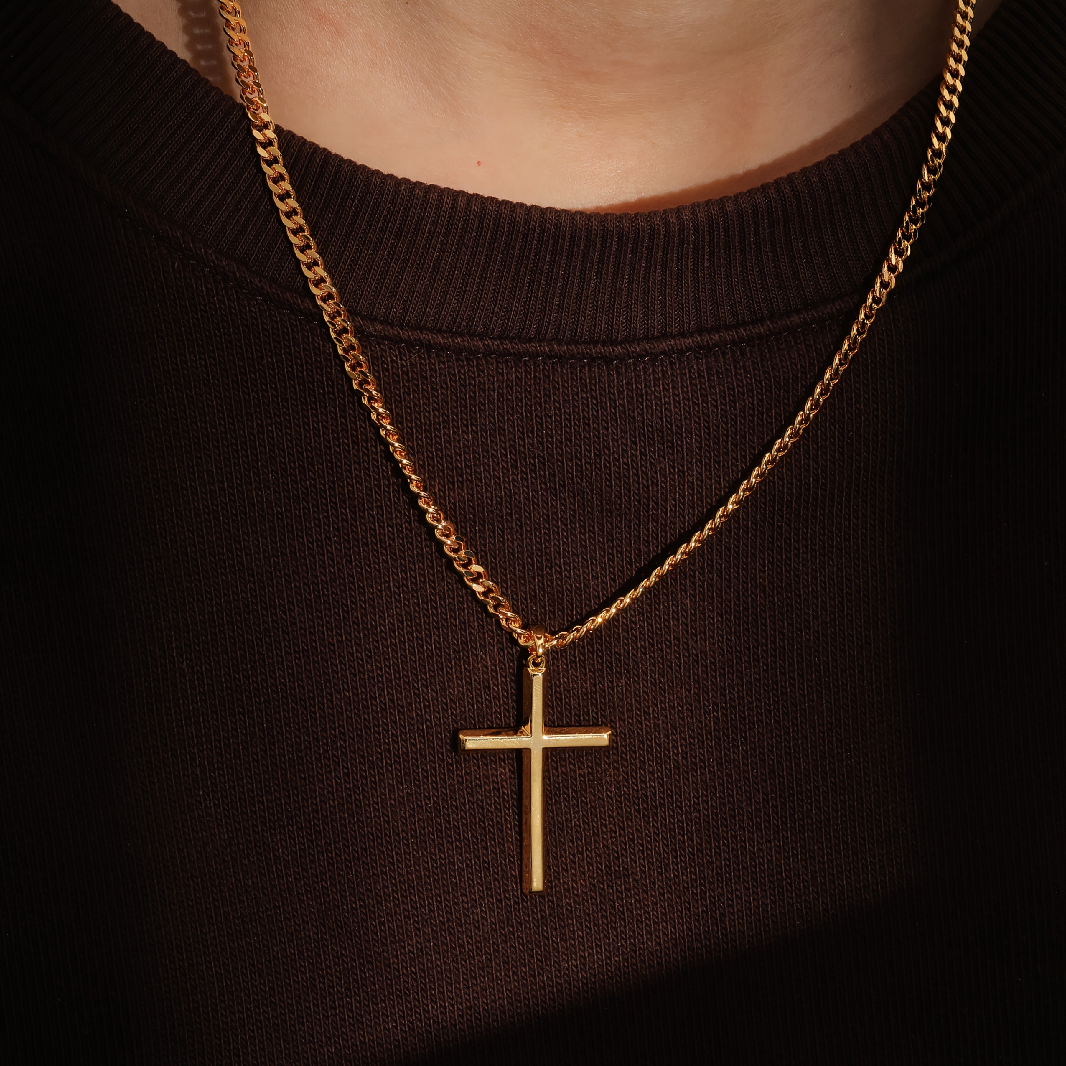 Collar con colgante para hombre hecho de plata 925, con una cruz tridimensional chapada en oro de 18 quilates, acompañado de una cadena cubana resistente de plata 925, lo que lo convierte en un regalo ideal para las fiestas o el Día del Padre, presentado
