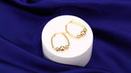 Un set de aretes de aro hechos de plata de ley 925, presentados como un regalo para ella, incluye una caja de regalo