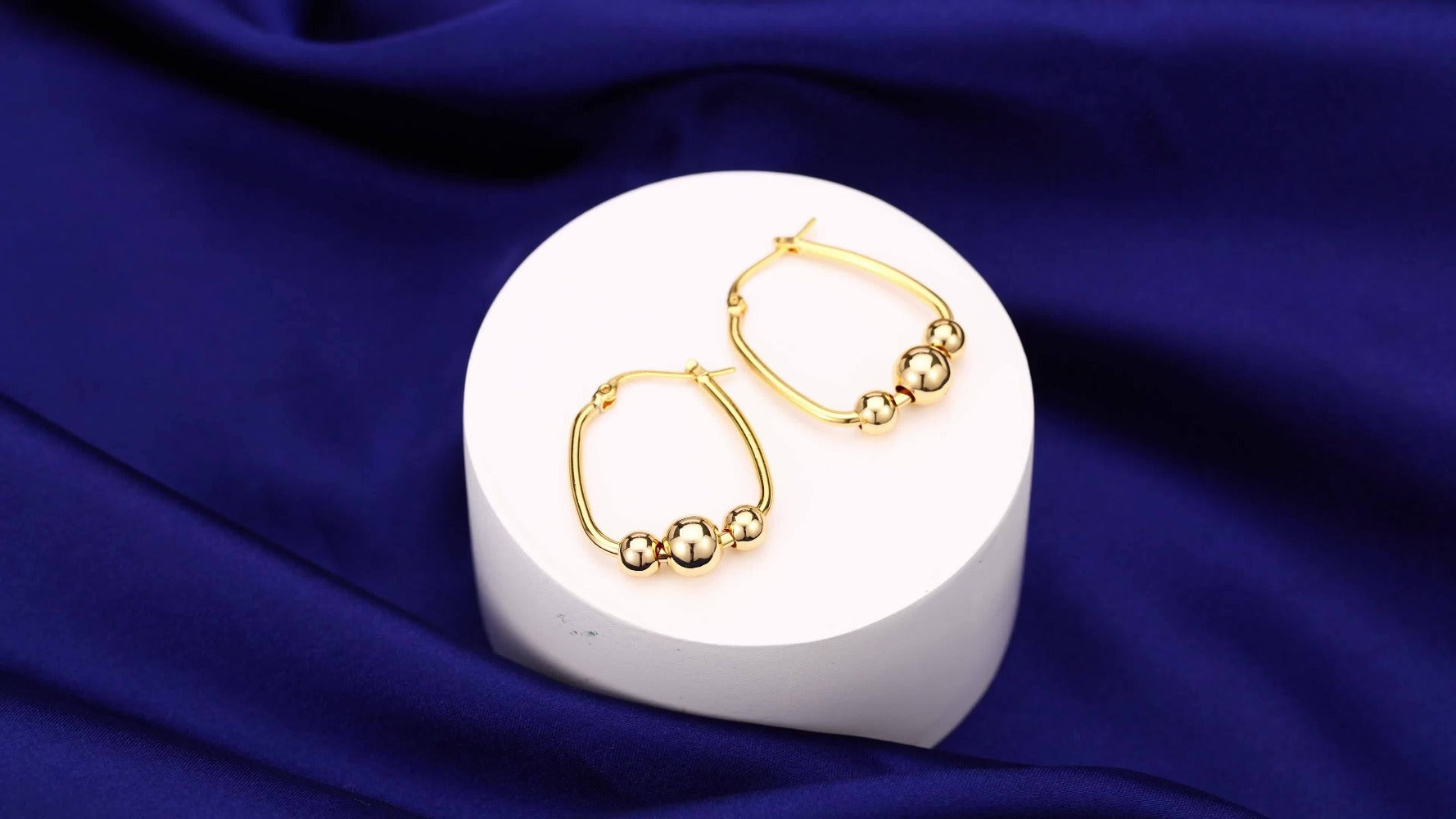 Un set de aretes de aro hechos de plata de ley 925, presentados como un regalo para ella, incluye una caja de regalo