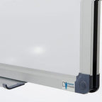 Pizarra Magnética KARAT con Marco de Aluminio - Soporte para Bolígrafos Removible - Resistente a Arañazos y Limpiable con un Paño Seco - Pizarra Magnética para Oficina, Hogar y Escuela - Formato Vertical o Horizontal