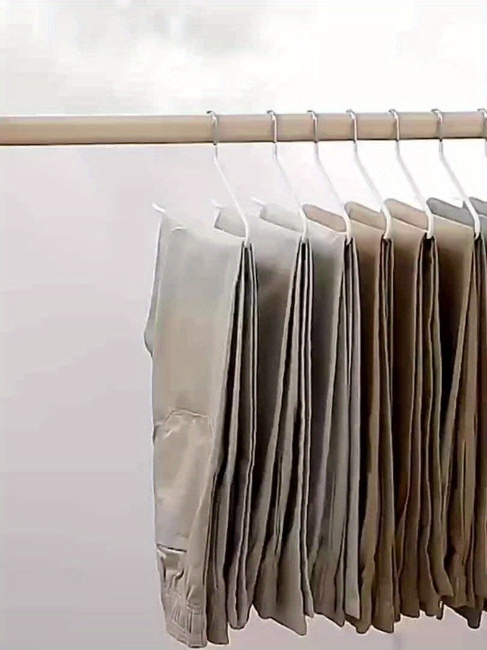 Juego de 20 perchas para faldas, perchas doradas antideslizantes para pantalones, perchas para abrigos que ahorran espacio con revestimiento antideslizante, perchas multifuncionales para pantalones, adecuadas para pantalones, bufandas, jean
